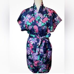 Vintage 1980's Pinx Short Sleeve
Floral Satin Robe Size Small